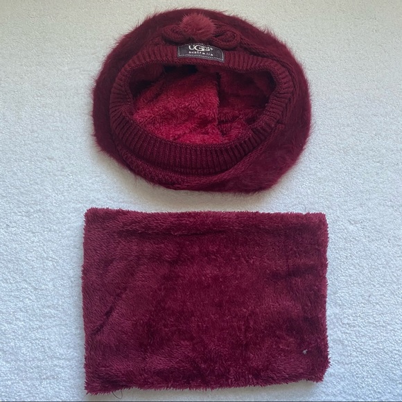 UGG Plum Beret knitted Hat, Neck Warmer & Glove Set - Picture 3 of 7